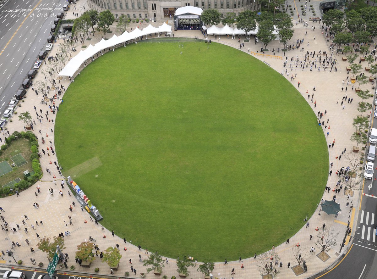 wnewskr's tweet image. 여성기자들 “박원순 죽음 안타깝지만 피해호소인과 연대하겠다”(전문)
news.naver.com/main/read.nhn?…
한국여기자협회가 피해호소인과 연대하겠다는 입장문을 발표했다. 
“피해호소인의 고통을 무시하며 고인을 일방적으로 미화하는 정치인 및 사회 지도층 인사들의 공적 언급에 강력한 유감을 밝힌다”