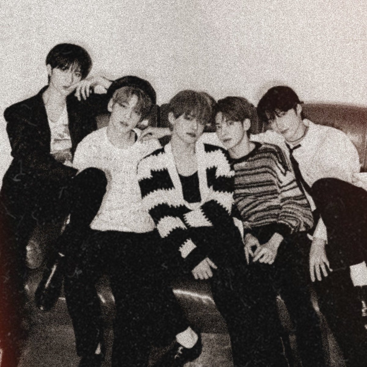gldenbin's tweet photo. @TXT_members as 70s heartthrobs 

[ a short thread ] https://t.co/H58scHvDNq