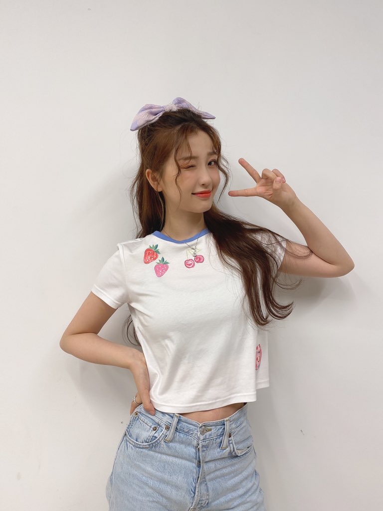 hdys_official's tweet photo. Check out Esther Yu’s summer look in a fruit and floral print crop top from the Hstyle × Leaf Xia “Fantastic Wonderland” collection for fashion inspiration. So cute😊 #hstyle #leafxia #yushuxin #韩都衣舍 https://t.co/0w08WK0ZAS