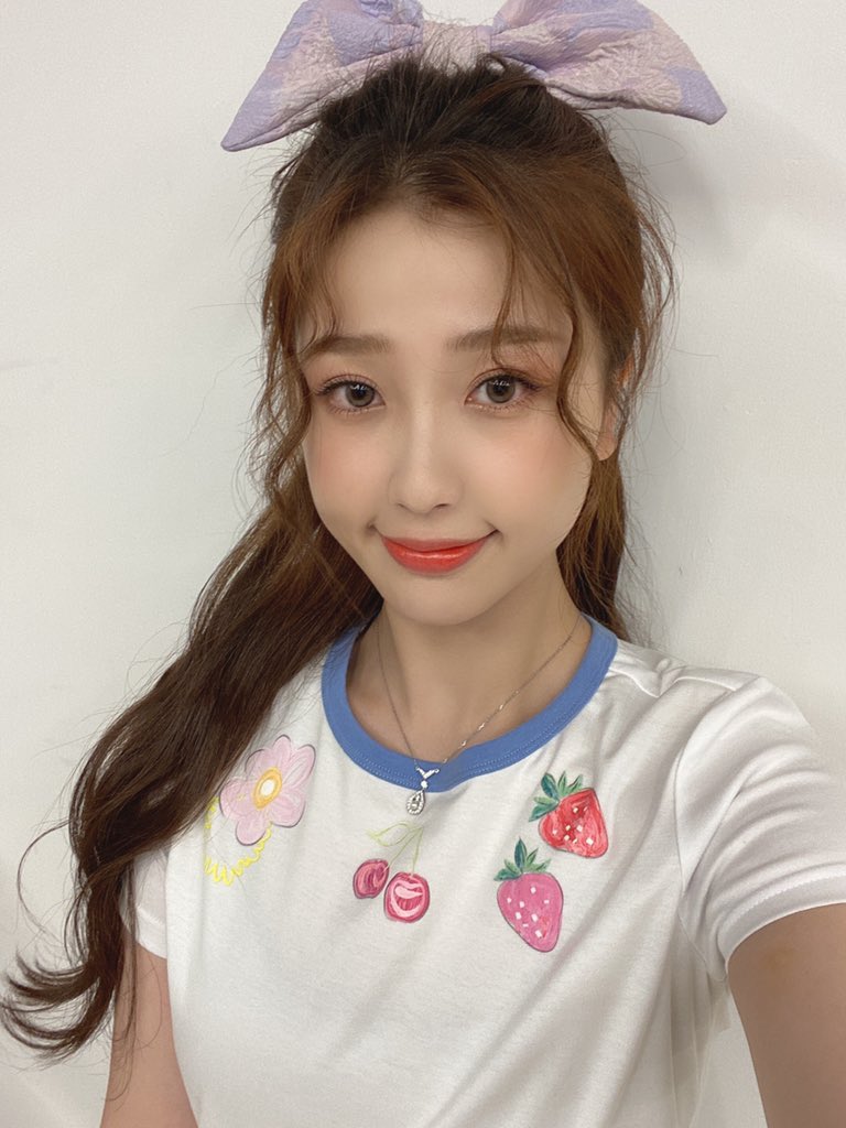 hdys_official's tweet photo. Check out Esther Yu’s summer look in a fruit and floral print crop top from the Hstyle × Leaf Xia “Fantastic Wonderland” collection for fashion inspiration. So cute😊 #hstyle #leafxia #yushuxin #韩都衣舍 https://t.co/0w08WK0ZAS