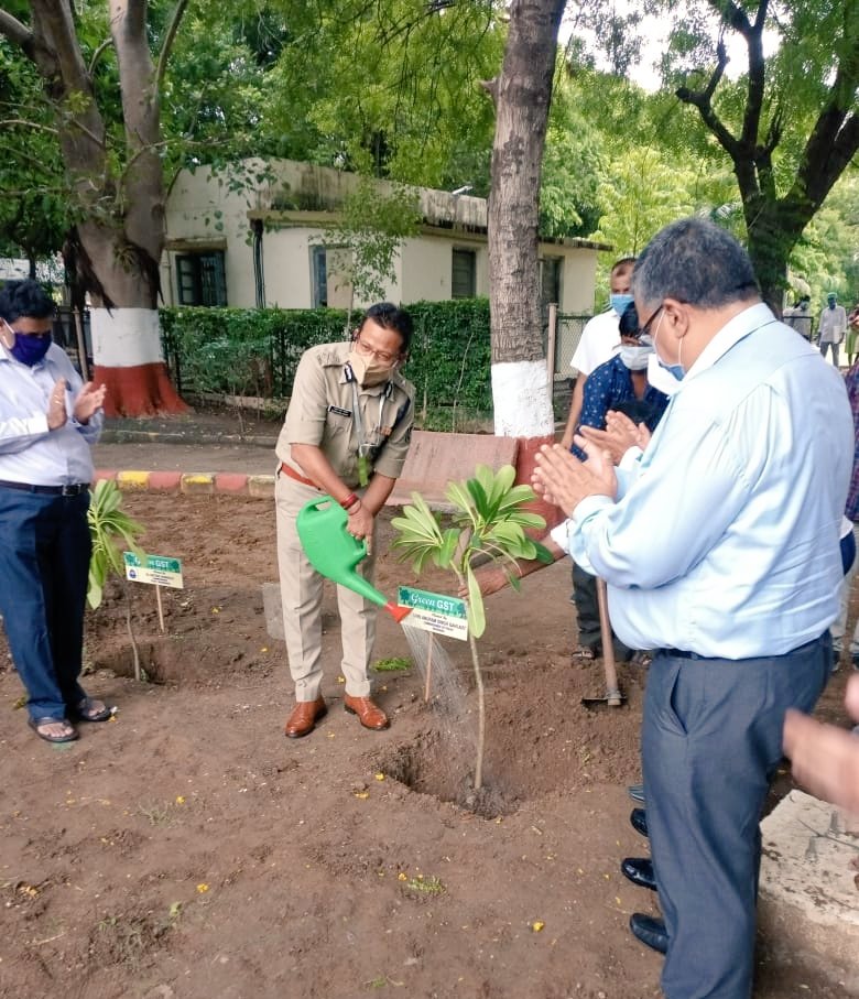 cgstvdrzone's tweet photo. In continuation to #GREENGST Drive started on 4th GST Day, 15,000 plants being planted in GST Bhawan & CR Colony by Ashok Mehta, Chief Commissioner, CGST, Anupam Gehlot, Police Commissioner, Dr Satish Dhavale, Commissioner, CGST, Pranav Amin, CMD, Alembic, Mehul Patel, CMD, Banco https://t.co/VO6tuBQDCA