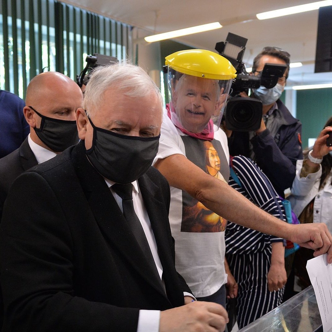 Jakiś łobuz w hamskiej koszulce przeszkadza zagłosować. Zaraz zaraz a hasła wspólnoty na koniec kampanii to kto głosił