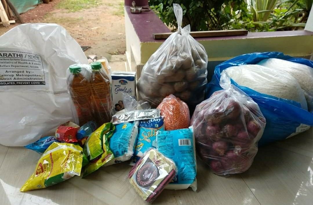 Bivaash's tweet image. When other state govts are not even able to give beds to Covid patients, the far sightedness of Assam govt has helped us to tackle this pandemic in a much better way. A pic showcasing the govt. sponsored groceries given to home quarantined patients. Kudos to @DCKamrupMetro 🙏