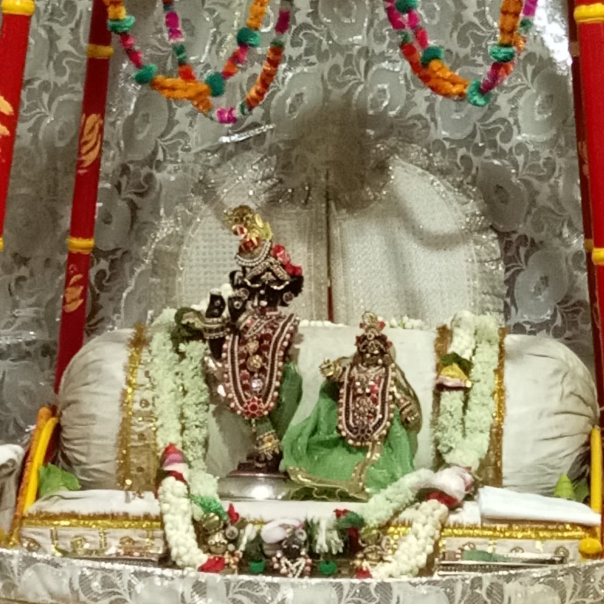 VrindavanMonk's tweet photo. 🌻आज 12/07/2020‌ के दर्शन🌻

🪔संध्या झांकी🪔

🦚 *सावण़ हिण्डोऴना दर्शन*🦚

🍁 *ठाकुर श्रीश्यामळिया सेठ जी री हवेली, राजा कटरा(कोलकाता)*🍁

🌷श्री कृष्ण शरणम् मम:🌷#श्री कृष्ण #krishna #harekrishna https://t.co/4zwVhhUXeu
