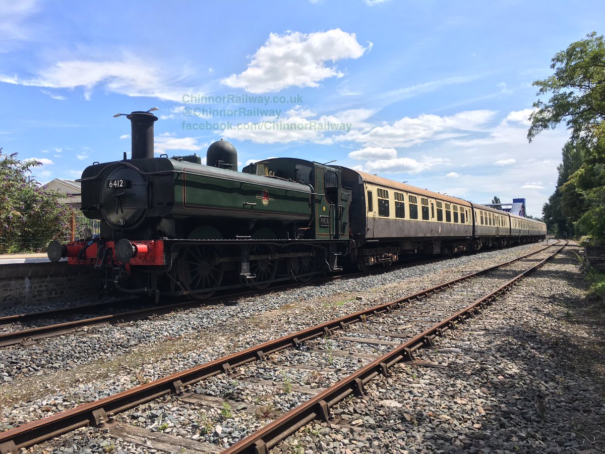 ChinnorRailway's tweet photo. Unfortunately we’re still closed to the public but we have been running trains this weekend for staff training so that we are ready when we can reopen.
Here we see #GWR 6412 at Princes Risborough platform 4, with PRNB in the distance. #PRP4 #PRNB https://t.co/6bNCfLxaDw