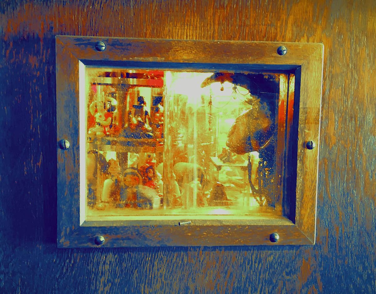 鴨江ヴンダーカンマー 島津製作所 衝立の 覗き穴 カウンターを挟んで ヴンダーカンマー と ミュージアムショップ