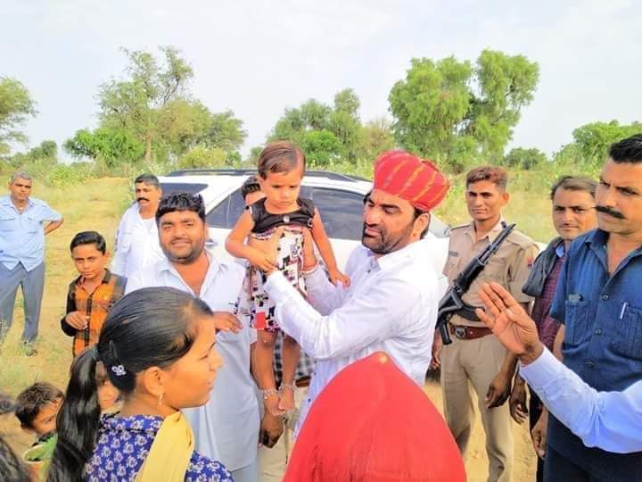 👌लोगो से कह दो हमारी तकदीर 
                                   से जलना छोड़ दे।
 हम घर से दवा नही
                 ‘माँ की दुआ’ लेकर निकलते है।👌
@RLPINDIAorg @SunnyJatRLP @girdharlegha2
##GiveProtectionTo_MPBeniwal