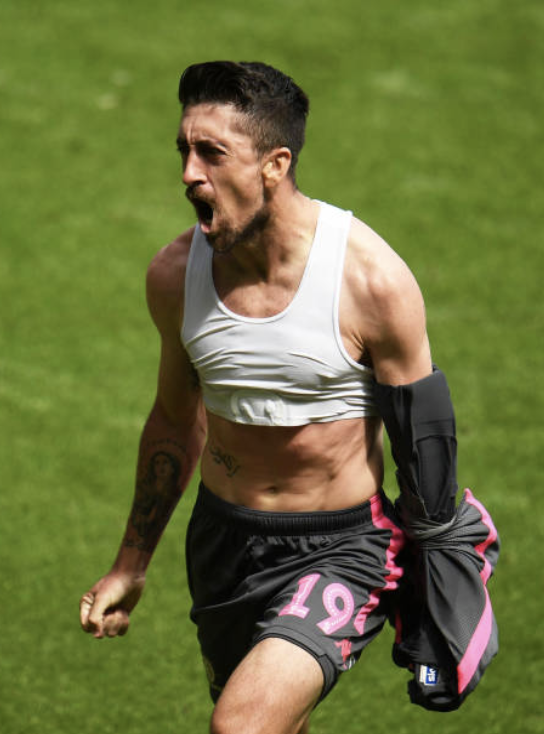 LUFCDATA's tweet photo. Build this man a statue. Best Leeds player since the Premier League. Pure class. 👊 https://t.co/CVfiiG6uC4