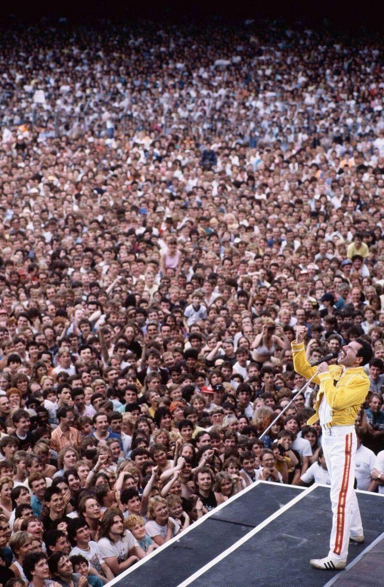 YofuiaEGB's tweet photo. Hoy se cumplen 34 años del mítico concierto de Queen en Wembley en 1986, quién pudiera haber estado allí. https://t.co/XKSUtnyGtv