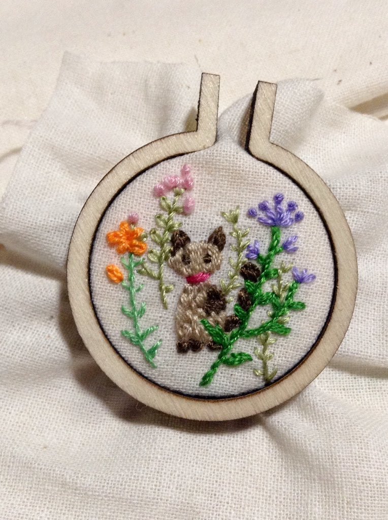 O Xrhsths ゆずぽん ハンクラ垢 Sto Twitter ミニチュア刺繍枠のために闇雲に刺してみた 生地はダイソーで見つけたシーチング これは刺しやすかった やっぱ下絵はザックりじゃなく ちゃんと考えて描かんとダメだね 本当に刺繍って図案が命 行き当たり