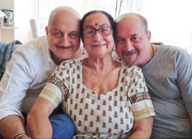 GoogleFlash1's tweet photo. Anupam Kher tests negative for COVID-19, his mother, brother Raju Kher, sister-in-law and niece test positive

#coronavirus #covid19 #googleflash
#AnupamKher

https://t.co/a920OpYhwg https://t.co/vDzqWrNRKx