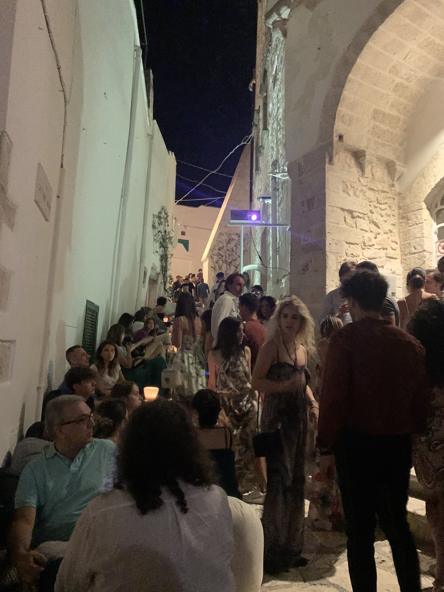 MarinaNovelli73's tweet image. #covid19protocols and #covid19measures are arbitrarily implemented and #individualresponsibility seems more and more paramount... #socialdistancing ? A joke!