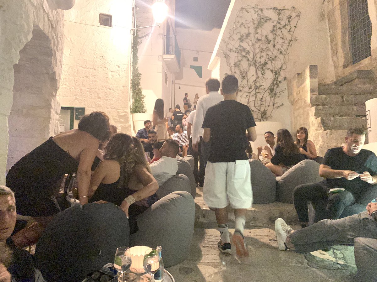 MarinaNovelli73's tweet image. #covid19protocols and #covid19measures are arbitrarily implemented and #individualresponsibility seems more and more paramount... #socialdistancing ? A joke!