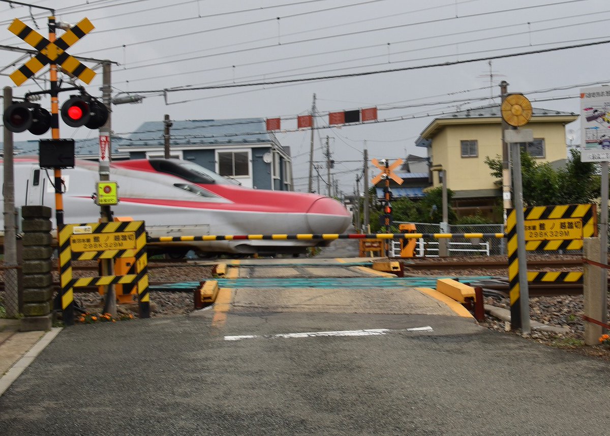 Shimu 僕の歩く町 秋田市楢山の館ノ越踏切にて 秋田新幹線こまち 秋田市内には秋田新幹線が通過する踏切 が７か所ありますが 市街地にある踏切はここだけ 秋田新幹線