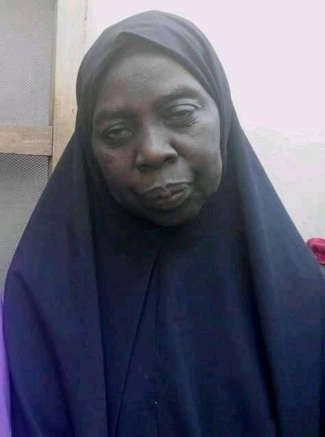 إنها أخت الشيخ الزكزاكي لقد تم وضعها بالأغلال في عام 2015 وبعد أسابيع أضرم رئيس السجانين بها النار.
لقد كانت تصرخ الله أكبر ثم لفظت أنفاسها الأخيرة بعد أن تحولت إلى رماد.
#اطلقوا_سراح_الزكزاكي