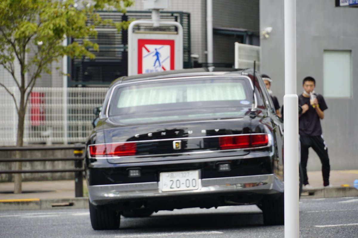 Galbraithian 安倍首相の車が新型センチュリーに変更 総理大臣専用車の謎に迫る T Co Nddcyerdf0 この記事に出ているナンバーの 品川 327 ら 00 と同じなので 安倍を乗せたセンチュリーで間違いない 産経新聞って こういうのバラし