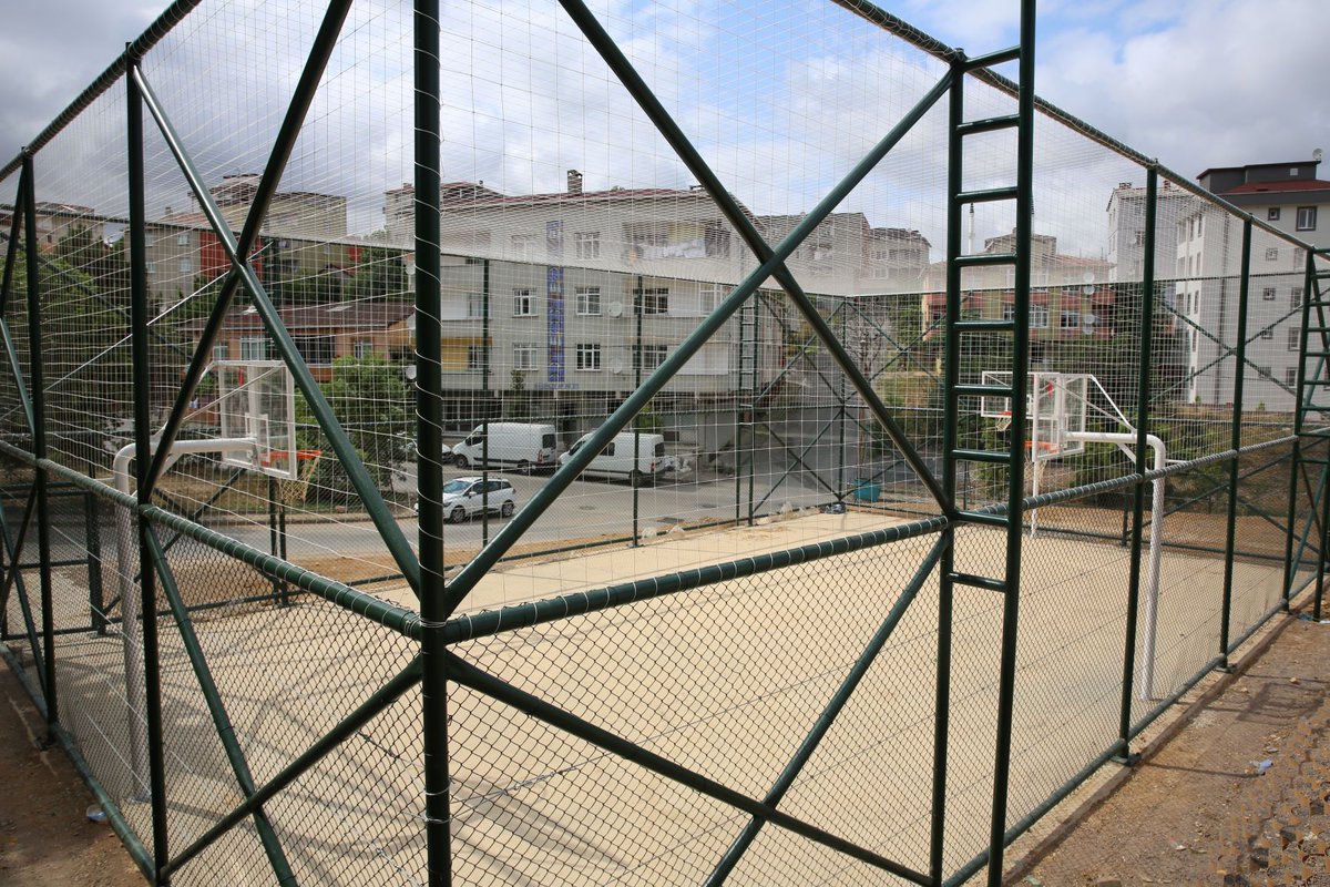 Gençlere ve spora yönelik yatırımlarımızı sürdürmeye devam ederken, 6 yeni basketbol sahamızın tamamlanmasıyla sporseverlerin hizmetlerine sunuyoruz. ⛹🏽‍♂️🏀 bit.ly/2Znv4jj