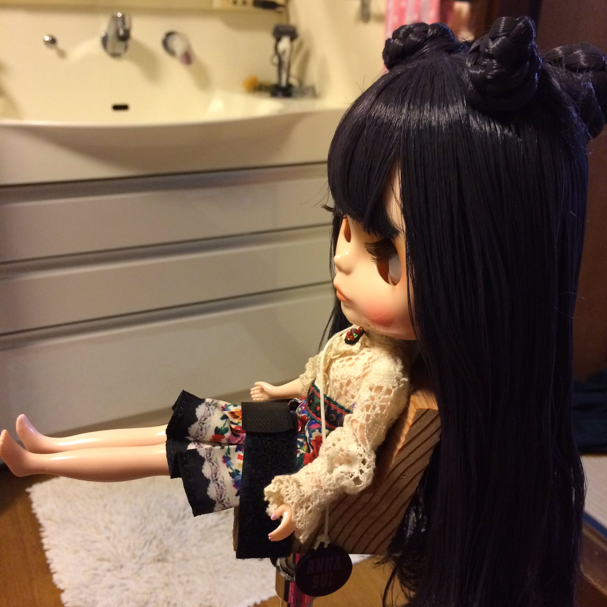 Dollsチャンネル公式 ヘアアレンジ練習中 ブライスのアナさんを固定できるように椅子を作って マイクスタンドに装着 やりやすい高さに合わせられるし 両手がフリーなので超便利 そのうち動画で紹介します ブライス ネオブライス アドアーズ