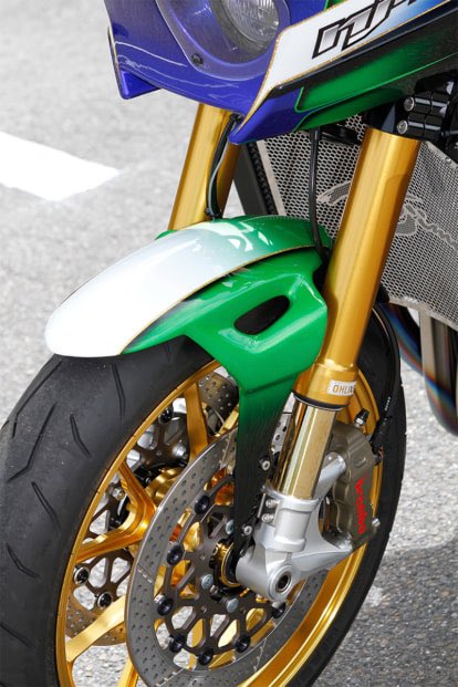 PutiMotor's tweet image. カワサキ ZRX1200 DAEGを、三重県「ノジマエンジニアリング」がカスタマイズ❗️

モノサス化で高い旋回性能を獲得して、8耐を戦ったマシンを完全再現。

カッコイイ〜‼️😳

custom-people.jp/machine/41714/