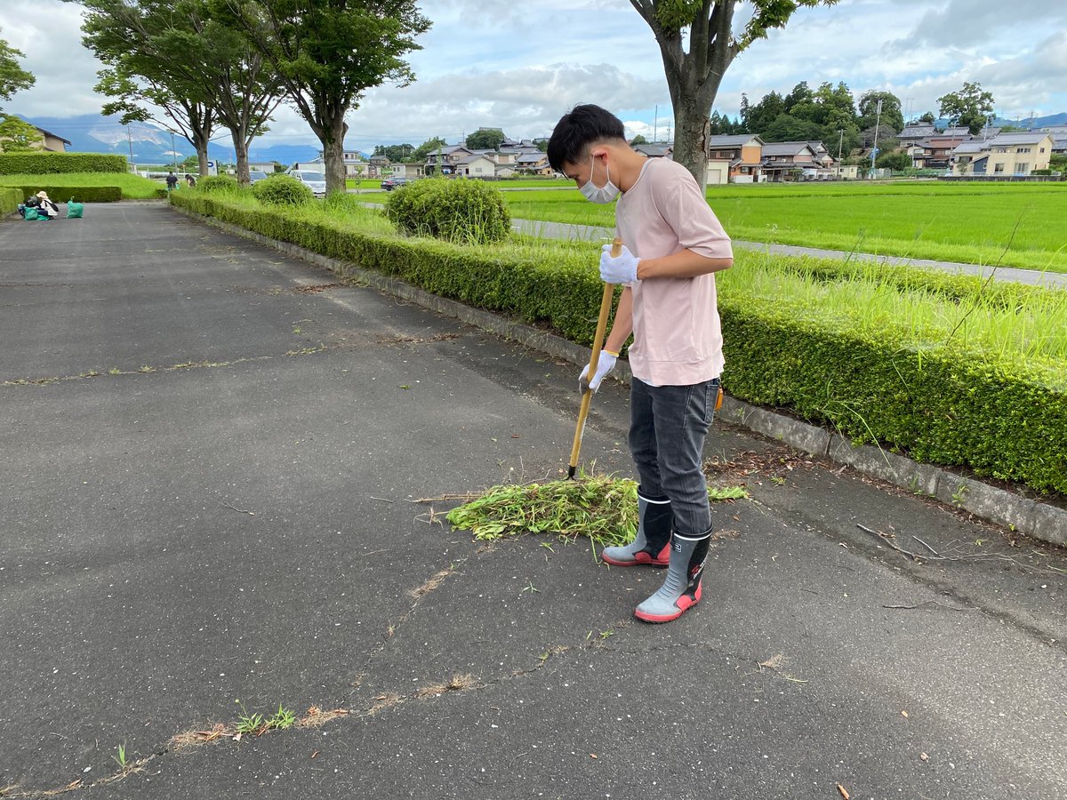 Veertien_TSC's tweet photo. 【スタジアム草抜き⚽️】
先週に引き続き、イチヨンMIEの皆さんとボランティアさんの皆さんにスタジアム草抜きをご協力頂きました☺️❗️
皆さま暑い中本日もありがとうございました❗️

綺麗なスタジアムで開幕戦⚽️勝点３を獲得します❗️🦁🔥

#14MIE  #ORANGEPLUS   #ヴィアティン三重 https://t.co/5zdH47zvDC