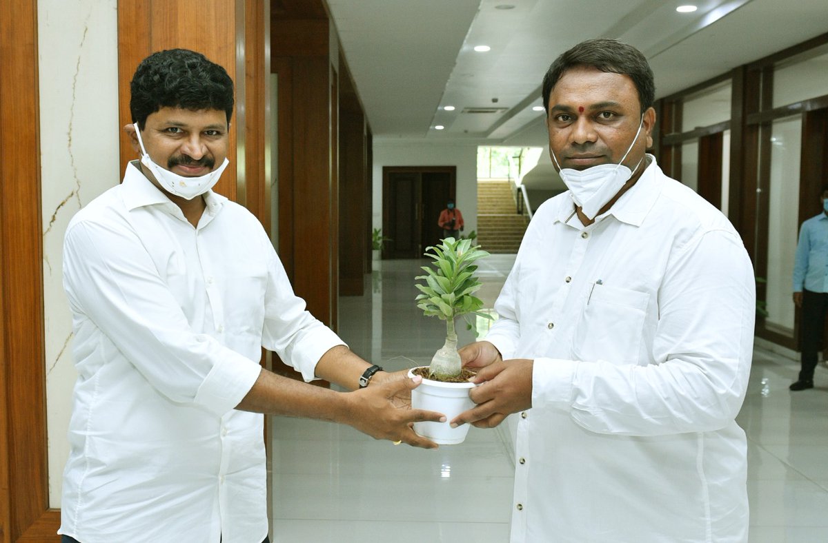 Dr.Chirumilla Rakesh BRS (@drrakeshbrs) on Twitter photo ప్రగతి భవన్ లో గౌరవ రాజ్యసభ సభ్యులు శ్రీ.జోగినిపల్లి సంతోష్ రావు గారిని కలిసి తన జన్మదినం సందర్భంగా ఆశీర్వాదం తీసుకున్న తెలంగాణ రాష్ట్ర టెక్నాలజీ సర్వీసెస్ కార్పొరేషన్ చైర్మన్ డా.రాకేష్ కుమార్ చిరుమిల్ల గారు.
@MPsantoshtrs <a href="/trspartyonline/">Bharat Rashtra Samithi</a> ప్రగతి భవన్ లో గౌరవ రాజ్యసభ సభ్యులు శ్రీ.జోగినిపల్లి సంతోష్ రావు గారిని కలిసి తన జన్మదినం సందర్భంగా ఆశీర్వాదం తీసుకున్న తెలంగాణ రాష్ట్ర టెక్నాలజీ సర్వీసెస్ కార్పొరేషన్ చైర్మన్ డా.రాకేష్ కుమార్ చిరుమిల్ల గారు.
@MPsantoshtrs <a href="/trspartyonline/">Bharat Rashtra Samithi</a>