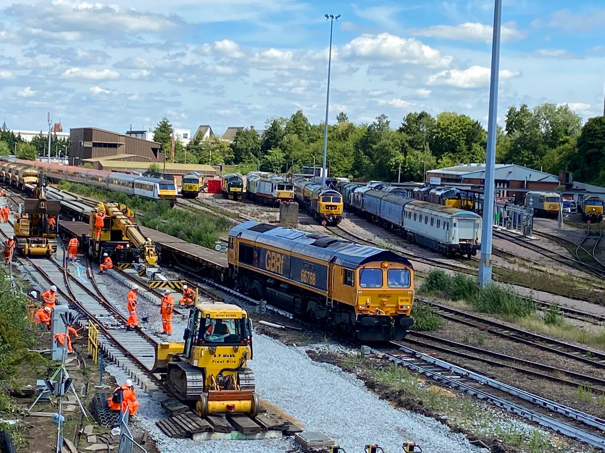 Engineering works north of Leicester today to install a line to enable platform one routed freight,to be able to go into Humberstone Road sidings directly. #Leicester #Engineeringwork #networkrail #trains #railway #freight @networkrail