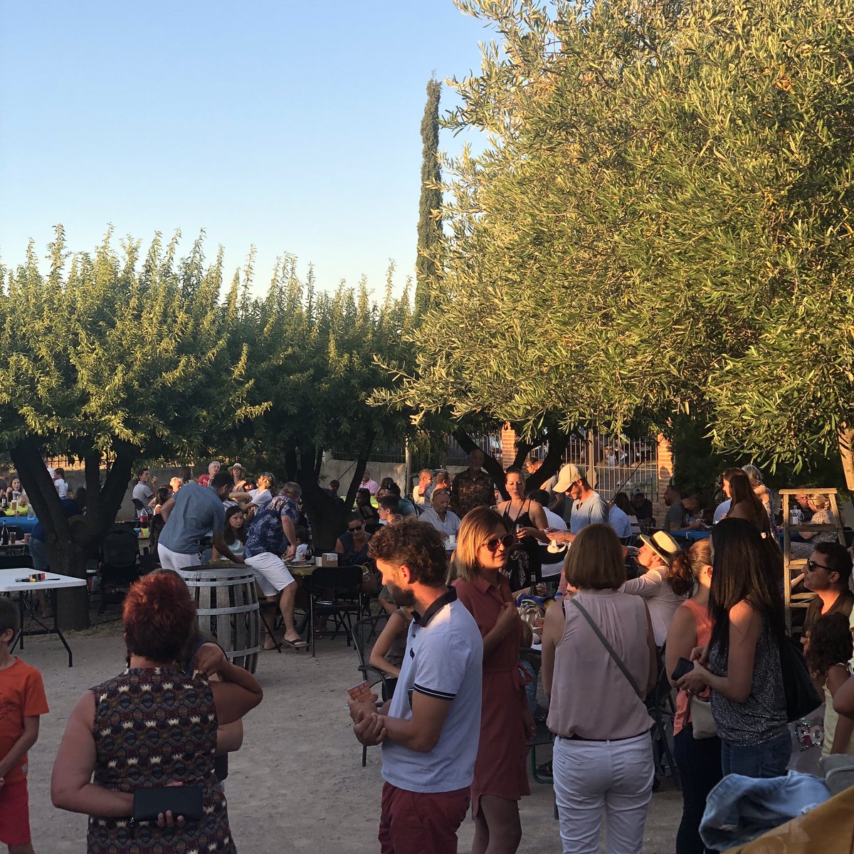 domainemasbecha's tweet photo. Merci à toutes et tous pour cette soirée mémorable ! 🍷🎸🥘🍺
Pour nous remettre de ces émotions, nous allons faire pont pour admirer les feux d’artifices en famille. 🎆
Rendez-vous au caveau dès mercredi ! 📆
A très vite ! 👋
#MasBecha #Perpignan #Oenotourisme #Vin #Wine https://t.co/LYAa8jvrUn