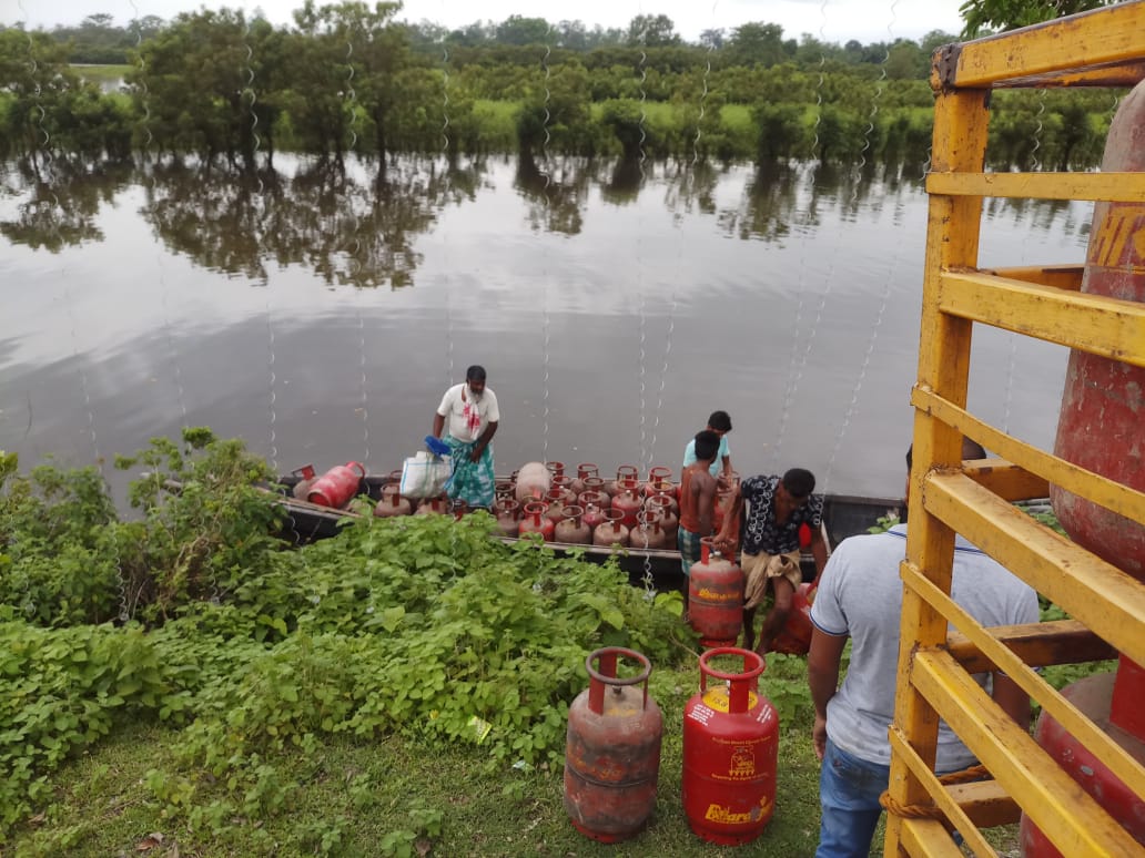 Bharatgas_NE's tweet photo. Deliverying Refill to the flood effected consumers at LAWKHOWA  BAGAMUKH Village in Nagaon District of Assam by Samaguri Gas Agency #AssamFloods @BPCLLPG @BPCLimited @AKBPCL @vijaytilak1 @PeethambarantT @singharunbpcl https://t.co/lIrx1iVpxE