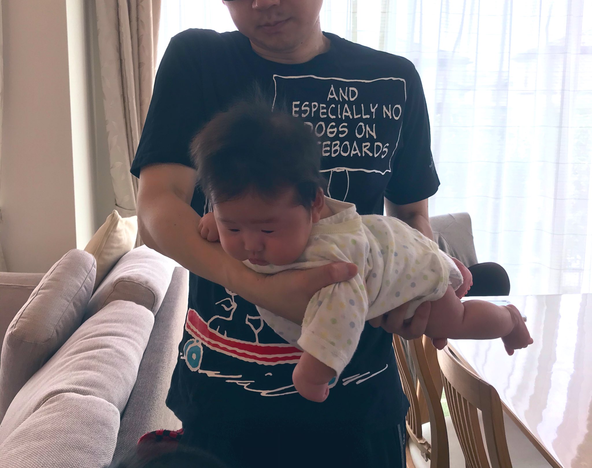 あやこ 三姉妹ママ 赤ちゃん体幹トレーナー 床の上でうつ伏せ練習を怖がる赤ちゃんには 抱っこしたままうつ伏せ練習させてあげるところから始めると良いよ 特にパパにやってもらうと楽しい ママの夢を全て叶える在宅ワーク うつ伏せ練習 生後２