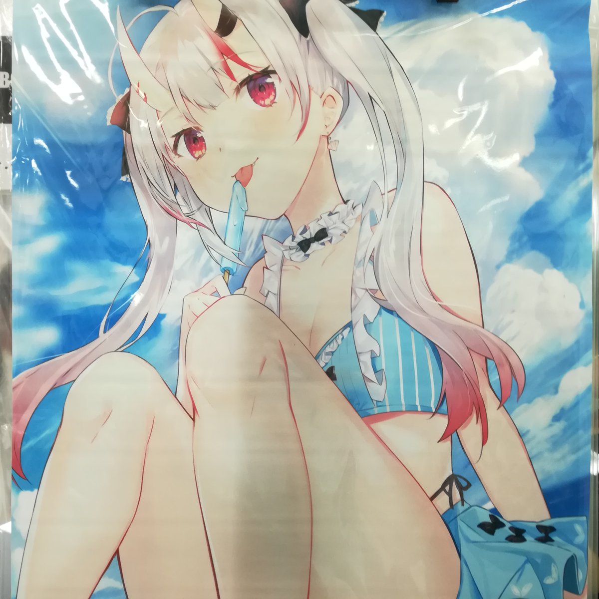 入荷情報】 百鬼あやめ、戌神ころね限定タペストリー入荷！！ 水着姿が 