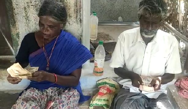 mannar_mannan's tweet photo. Visually impaired couple Somu-Palaniammal from #Erode making a living by selling incense sticks saved Rs 24,000. On Friday, they were shocked to find the cash in Rs 1,000 and Rs 500 notes, were #demonetized in 2016 by the central government. @xpresstn @NewIndianXpress @RBI https://t.co/oQCLnQseRd