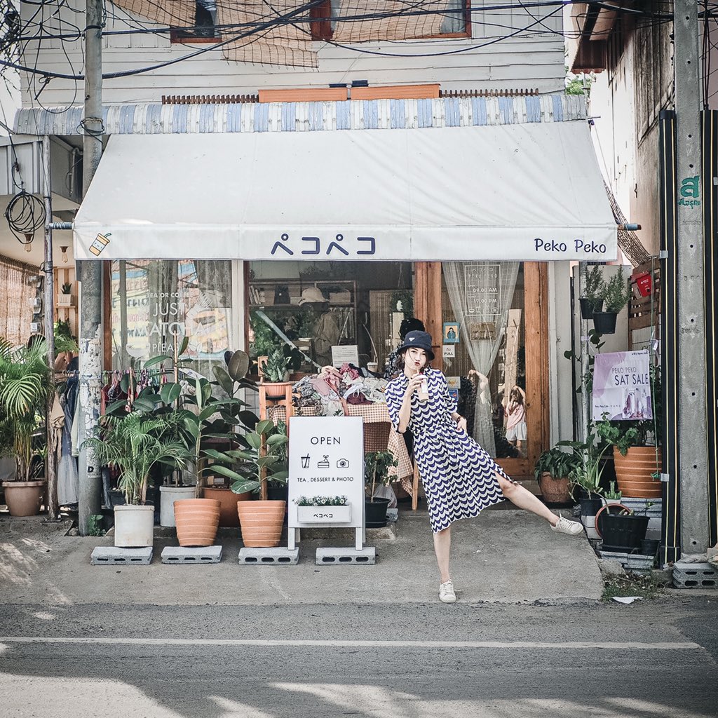 CafeStoryTH's tweet photo. .
#รีวิว Peko Peko Cafe - ペ コ ペ 💛🏡🍵🇯🇵 #อยุธยา
.
นึกว่าอยู่ญี่ปุ่น! แต่ที่นี่คืออยุธยา ไม่ใช่ Takayama แต่อย่างใด คาเฟ่เล็กๆ สุดน่ารัก สไตล์ญี่ปุ่น ในแบบฉบับ Grab and Go ที่เน้นซื้อกลับไปเติมความสุขกันที่บ้าน แต่ยังพอมีที่นั่งพักให้คลายร้อนนิดหน่อย บอกเลยว่าสายชานมต้องปลื้ม https://t.co/2uVscdx9jk