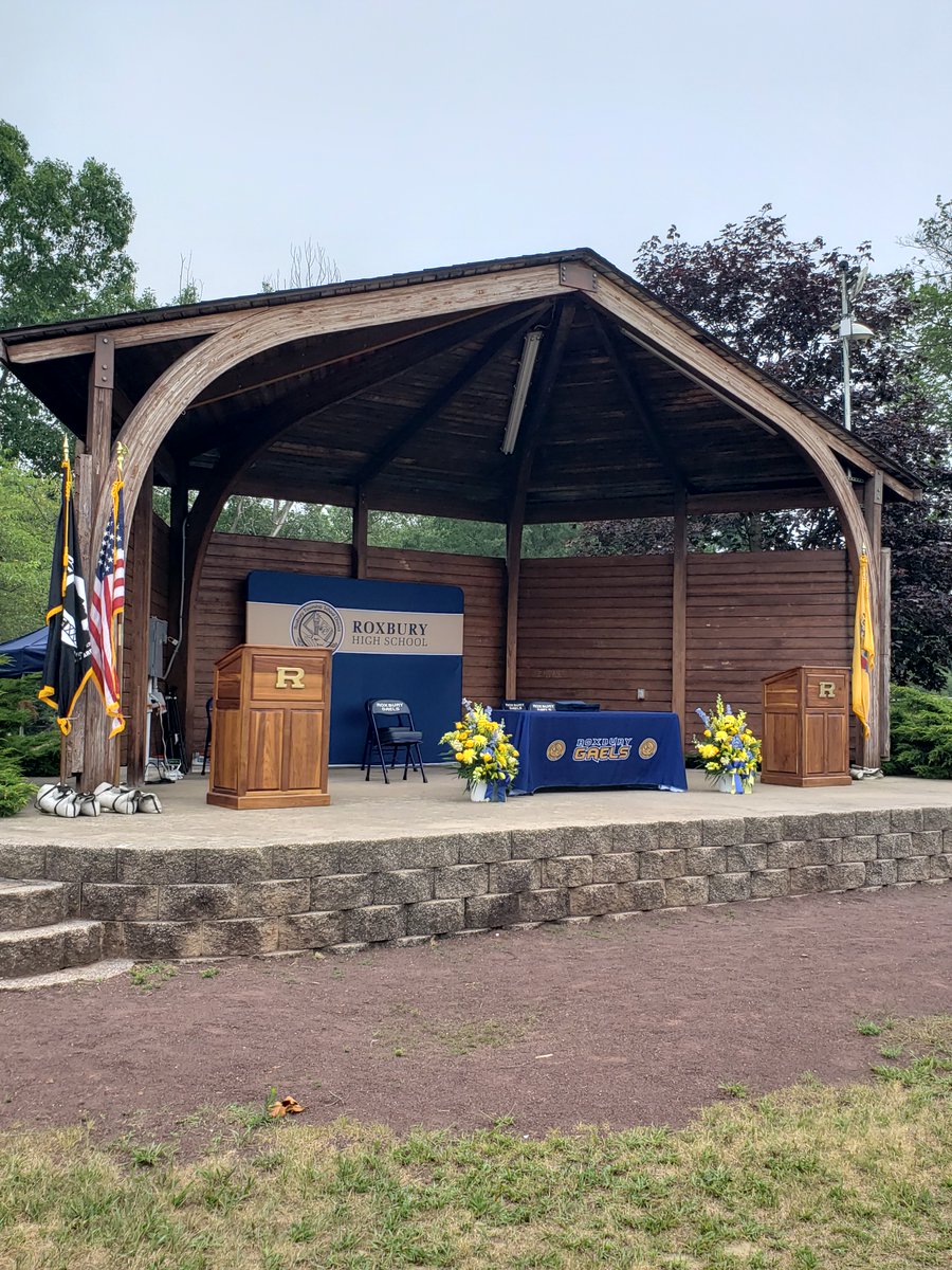 Congrats Grads! Send Mr. Miller or Dr. O your photos and we will get them on Ig/Twitter! Check out the TapIntoRox to see great photos from the ceremony! Shout out to Isaiah Rosario for his hard work all day! tapinto.net/towns/roxbury/…