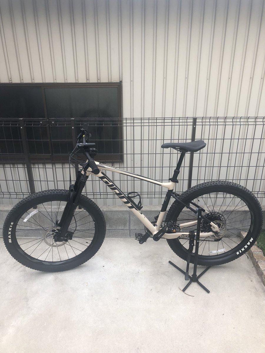 JB23_VSt's tweet photo. 新しい #MTB 納車‼︎
前の自転車が26インチ/ギア3×9/機械式/コイルサス
今回のが27.5インチ/ギア1×12/油圧式/エアサス
一緒のところが一つもない(笑)
何よりの目玉のドロッパーシートポストには感動した
信号待ちの時足ツンツンにならなくて済むのが凄く良い
#GIANT #FATHOM2 https://t.co/OKnGPeWSfc