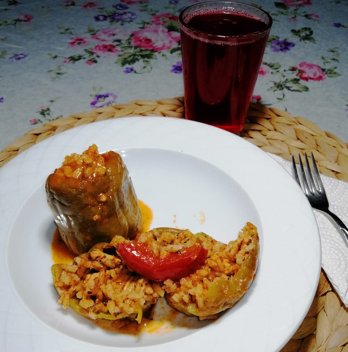 FTarifleri's tweet photo. 'ÇOK BASİT'  Biber Dolması 🍲🌶
Tarifi için: YouTube : Fevkalade Yemek Tarifleri
https://t.co/aQ6VdxQm3Z
Tarifi için: Facebook : Fevkalade Yemek Tarifleri
https://t.co/yNHD3VLMut

#Biberdolması #Dolmabiber #Yemek #Nefis #Pepper #Chef #Türkmutfağı  #İstanbul #Stuffedpeppers #Salt https://t.co/nBymPPZZHJ
