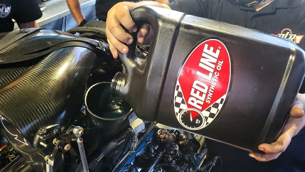 Refilling the oil tank of our @GETTRX/@McLeodRacing/#FTIperformance Funny Car with some @redlineoil 👌🏼 #RedLineOil #DoYouRedLine