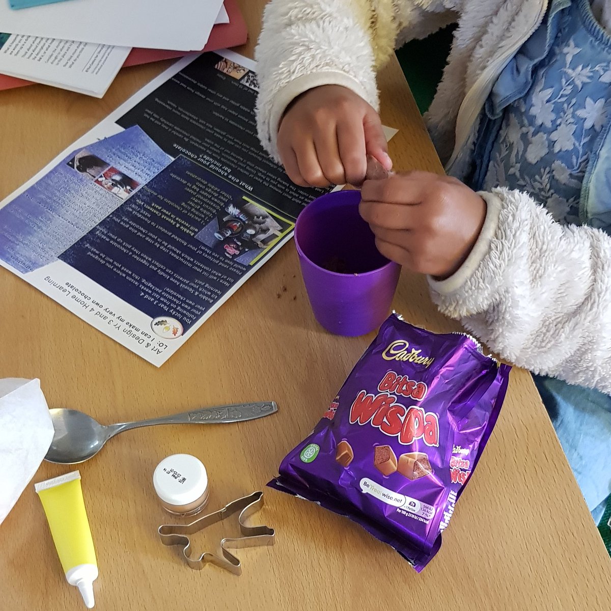 Old_OakPrimary's tweet photo. Oh...My...Goodness! Look at this @The_IPC lesson going on in the #KeyWorkerBubble! These children are learning all about #chocolate! Looks like a lot of fun!

#TheIPC @FW_Education #School #Education #EduTwitter #EducationInCovid #School #Primary #BroadAndBalancedCurriculum #Yum! https://t.co/LJYvXfA6bh