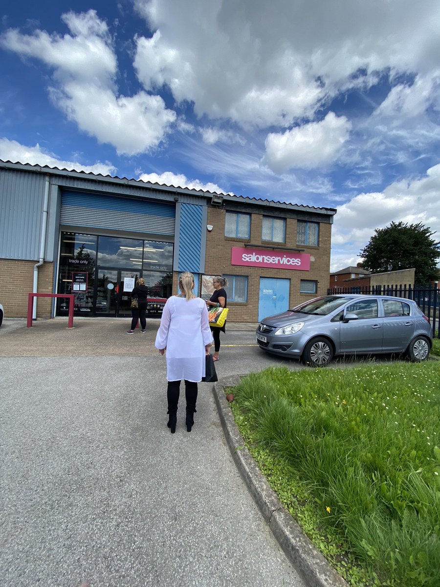 new_lengths's tweet photo. @SalonServicesUK on what would be one of the business weekend for hairstylist to stock up on essentials why only 1 members of staff and 1 in 1 out. Not acceptable Leeds ( staff members was lovely ) https://t.co/gbSfSyKJIS