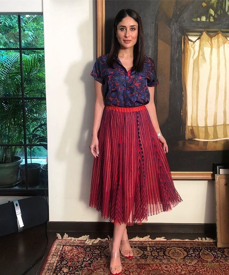 IActresses's tweet photo. Picture Perfect 👌 Beautiful #KareenaKapoorKhan pose in her house 😍❤️😍. #beautiful #Bollywood #Actress #Beauty #Diva #India #IndianActress https://t.co/RlbA2vuvAS