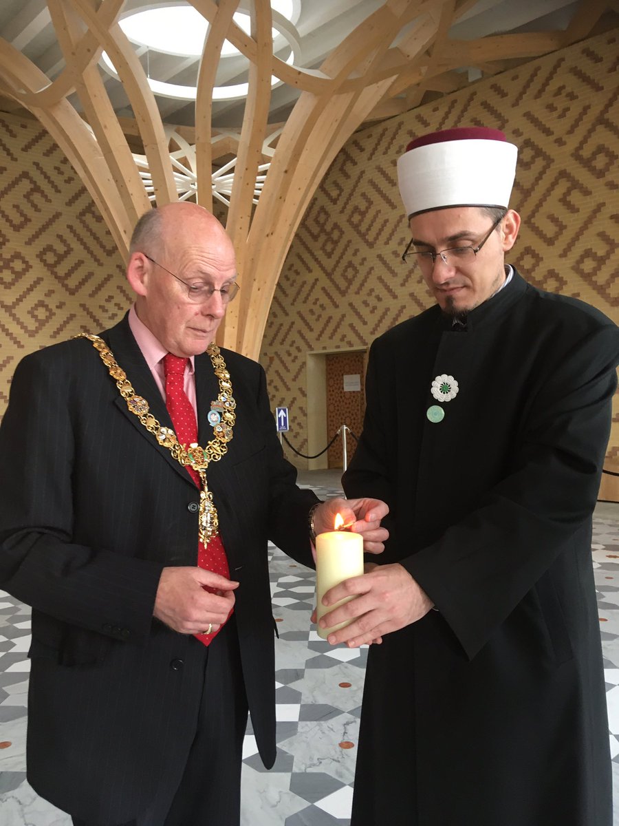 RussMcpherson's tweet photo. Visit to the Cambridge Mosque yesterday to commemorate 25th Aniversary of 8,000 Bosnian Muslims killed in a UN ‘safe zone’ 11th July 1995. Having first jointly lit the candle of remembrance at Gt StMarys church in the City centre. https://t.co/tFWp7Eck1I