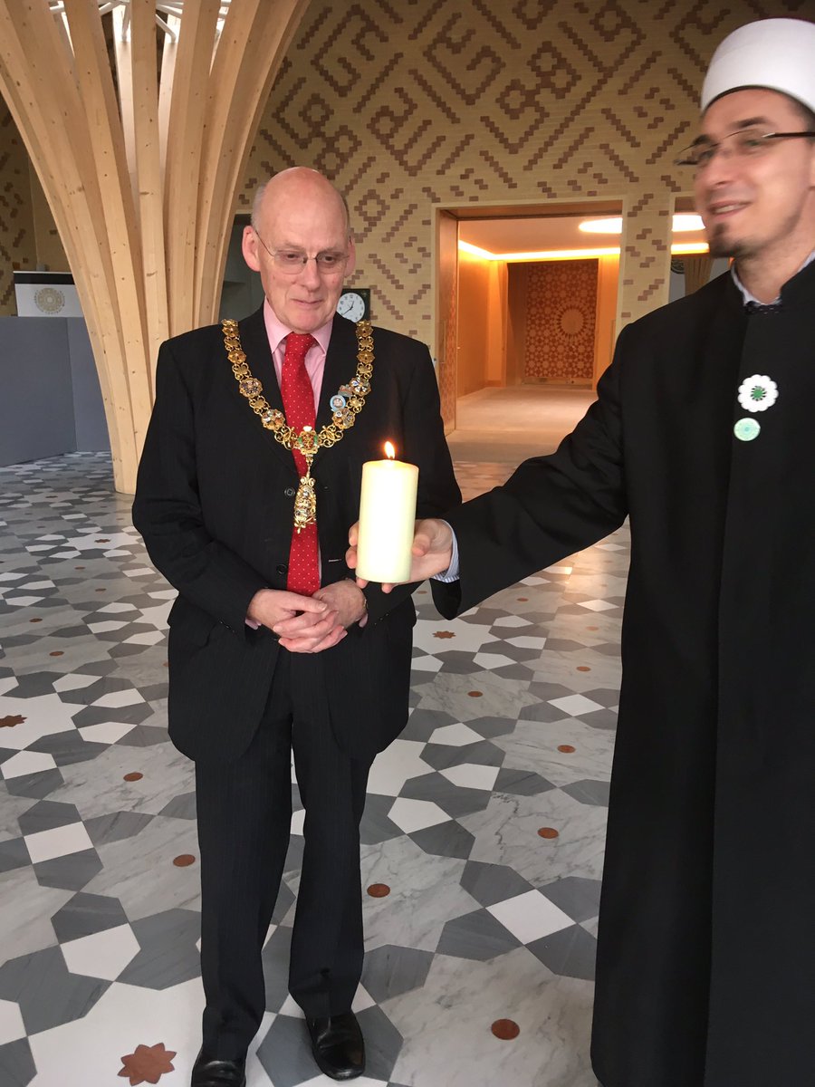 RussMcpherson's tweet photo. Visit to the Cambridge Mosque yesterday to commemorate 25th Aniversary of 8,000 Bosnian Muslims killed in a UN ‘safe zone’ 11th July 1995. Having first jointly lit the candle of remembrance at Gt StMarys church in the City centre. https://t.co/tFWp7Eck1I