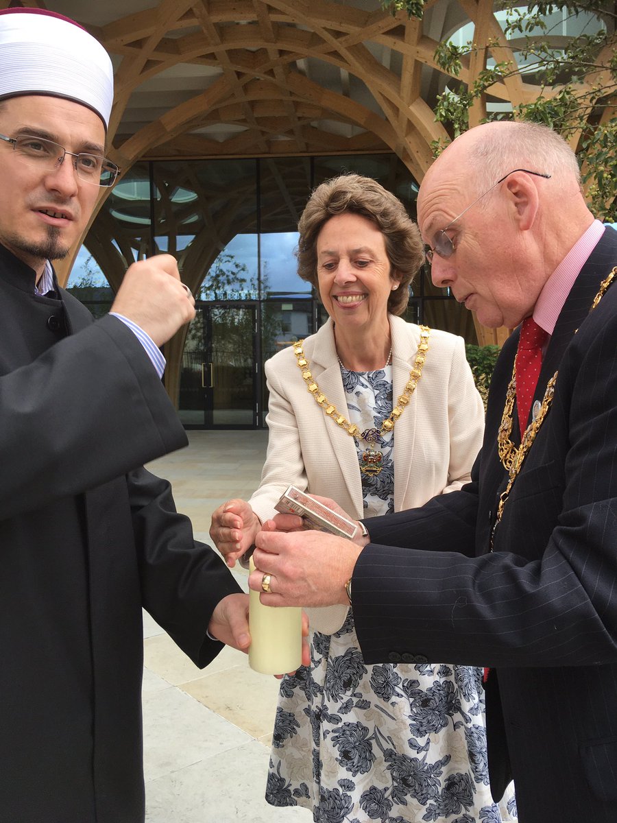RussMcpherson's tweet photo. Visit to the Cambridge Mosque yesterday to commemorate 25th Aniversary of 8,000 Bosnian Muslims killed in a UN ‘safe zone’ 11th July 1995. Having first jointly lit the candle of remembrance at Gt StMarys church in the City centre. https://t.co/tFWp7Eck1I