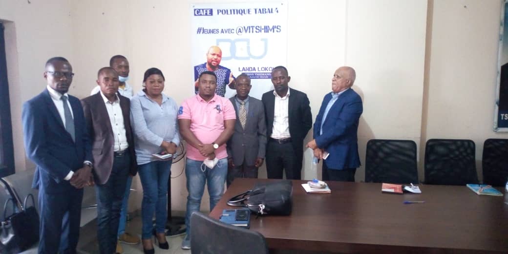 ClovisLumuanga's tweet photo. Une photo de famille pour sanctionner la réunion des interfederaux du parti présidé par le SG du parti @herve_bononge. Sur 18 provinces, 14 provinces ont participé à cette réunion dont 6 ici à Kinshasa et 8 autres par vidéo conférences à l'intérieur du pays https://t.co/usTwIUecXk