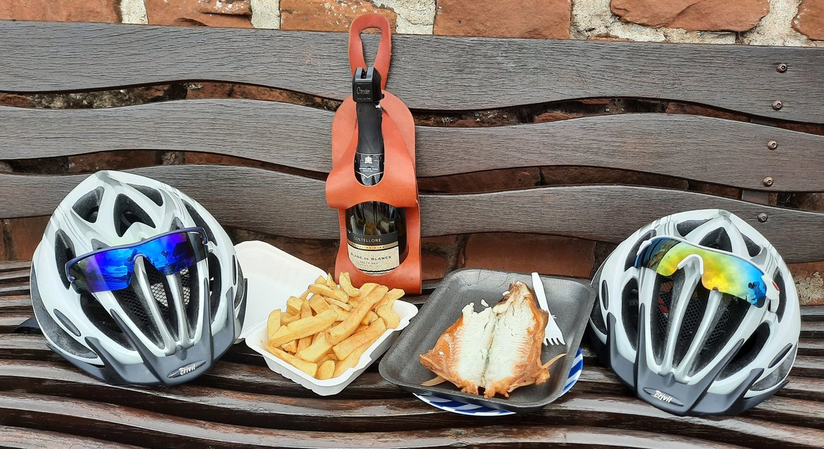 matildasmusings's tweet photo. More pics from a perfect tandeming day out including the alfresco 1000 lockdown mile celebration fish and chips Arbroath-style ... an Arbroath smokie straight off the smoker with chips from local chippie and prosecco carried on my @la_bouclee wine carrier! 🦞🍟🍾🥂🚵‍♂️🚵‍♂️😎 https://t.co/qseun3oc71
