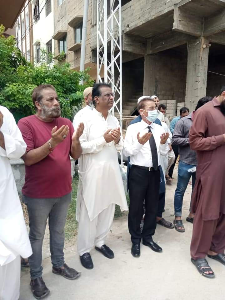 vickyansari45's tweet photo. اراکین رابطہ کمیٹی #MQMPk @ZahidMansori ،نعیم صدیقی اور شعبہ اطلاعات کے انچارج فرید تاجک نےایم کیوایم پاکستان کے شعبہ اطلاعات نیوزسیکشن کے رکن کامران رضوی کی نماذ جنازہ اسیکم 33 میں شرکت کی۔اس موقع پرٹاون انچارج،گلستان جوہر کے جوانٹ انچارج،ٹاؤن کمیٹی اورکارکنان بھی موجود. https://t.co/DUB9ULHZph