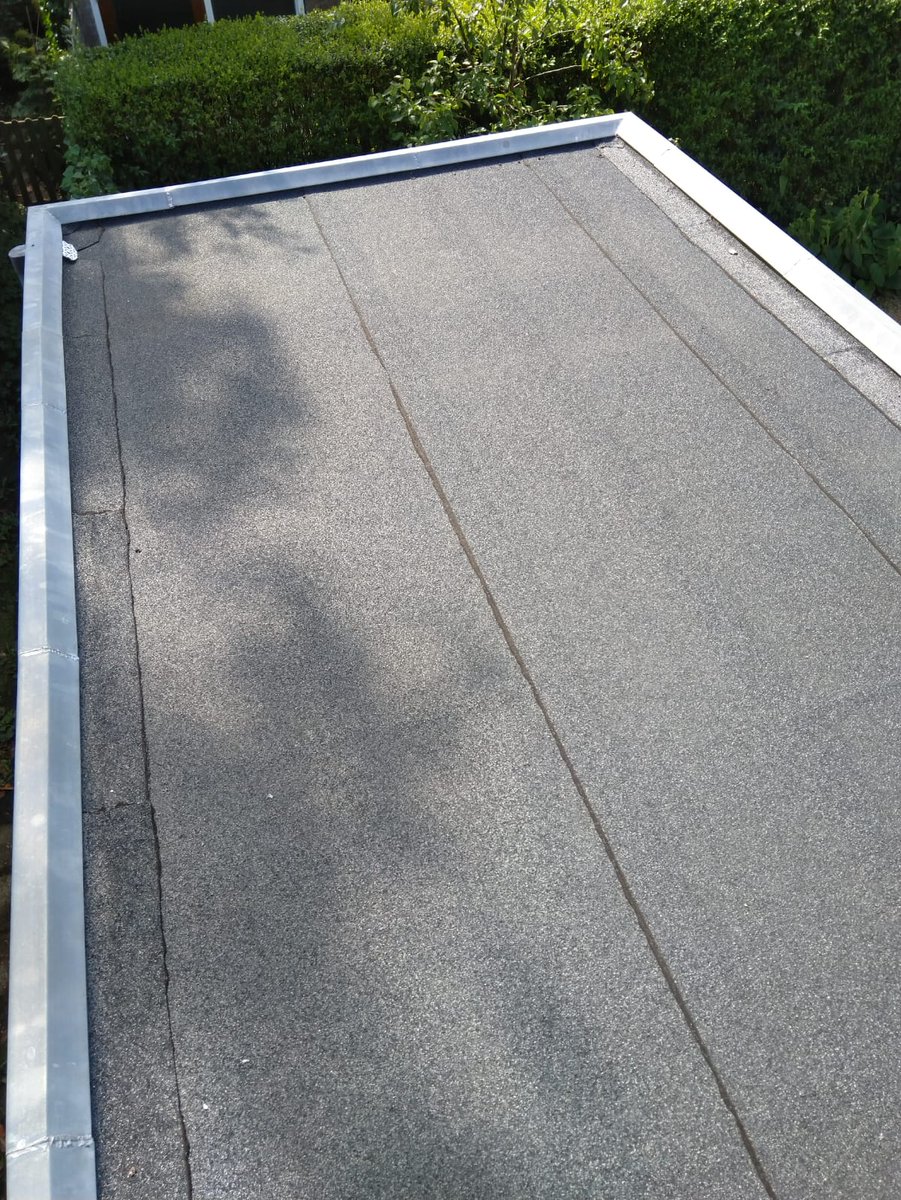 hilbrandie's tweet image. Mooi weekendklusje: broeierig asfaltschuurtje ombouwen tot fris groen dak. Met dank aan @Groendak