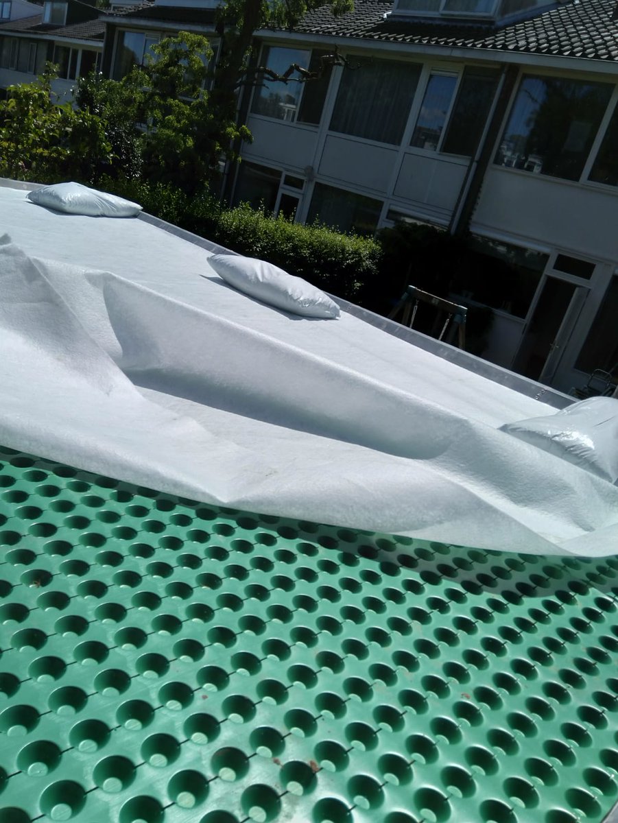 hilbrandie's tweet image. Mooi weekendklusje: broeierig asfaltschuurtje ombouwen tot fris groen dak. Met dank aan @Groendak