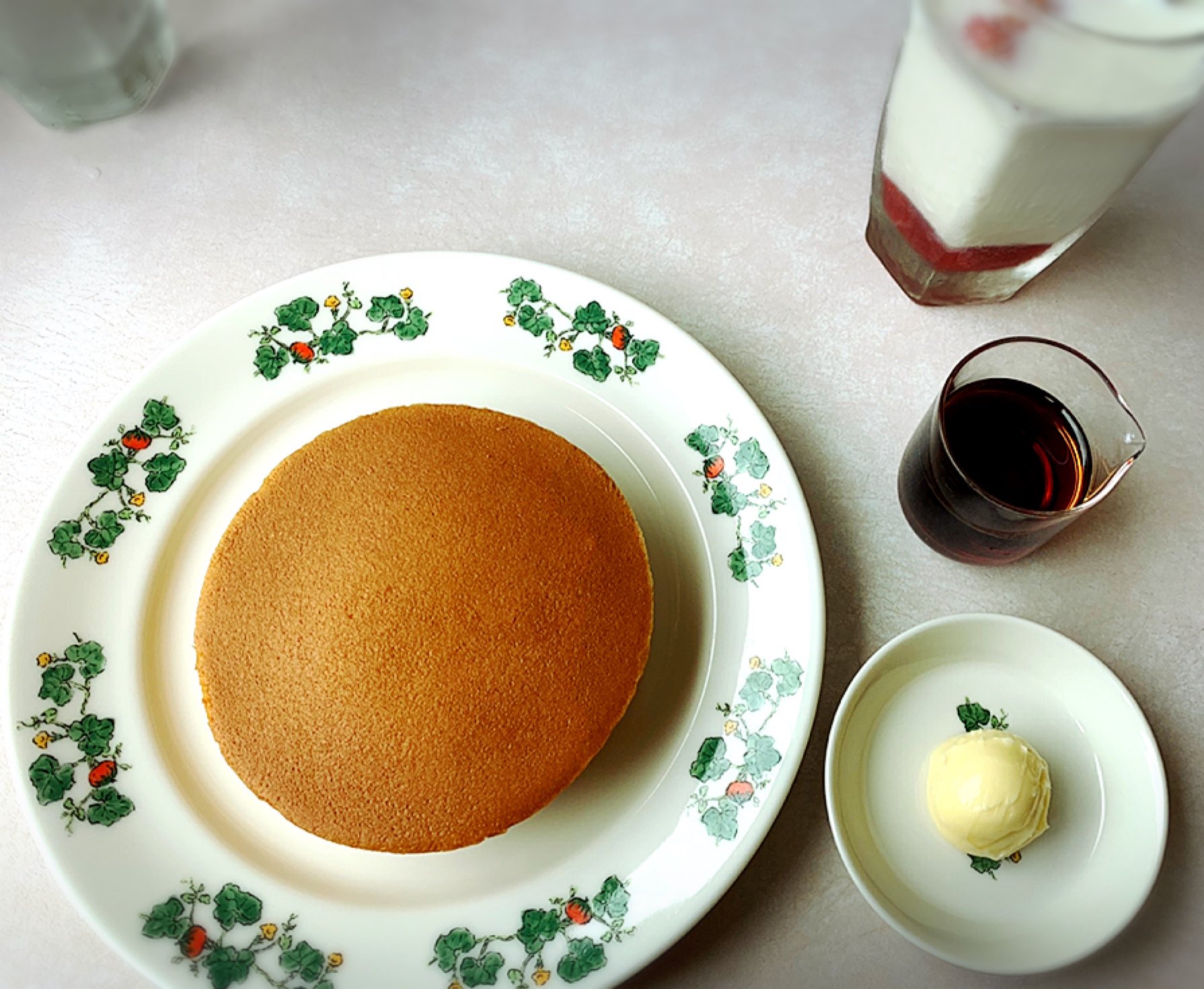 ほっちょ 六花亭の喫茶室で相方の誕生日 誕生日当日に行くと好きなケーキとドリンク1杯プレゼント いちごムースといちごミルクをチョイス 希望すれば年齢のロウソクもつけてくれます コロナ対策でコーラスは無いそう 写真はパン
