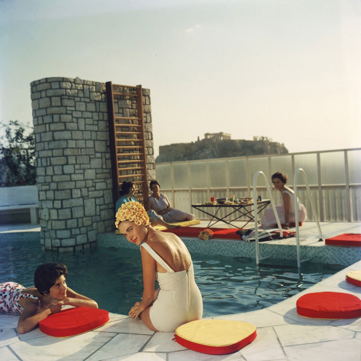 EsperanzaClaver's tweet photo. 📸 Guests relax around the Canellopoulos Penthouse Pool, Athens, 1961. By Slim Aarons.
#SlimAarons
#SlimAaronsStyle #SlimAaronsWomen #PhotoArchive #PhotoResearch #FashionPhotography #AmericanPhotography #1961s #PenthousePool #Athens https://t.co/t7coL437Dm