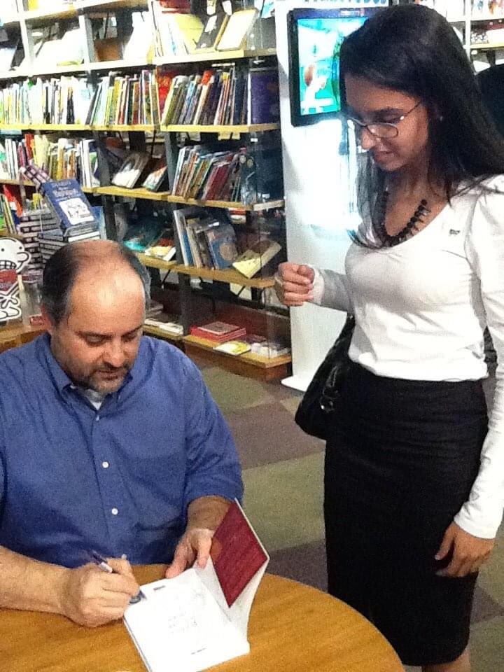souzalil's tweet photo. Foi há 8 anos! E eu ainda tenho um carinho imenso por essa foto e por esse livro autografado @lucianopires https://t.co/NOr2Tdxfxt